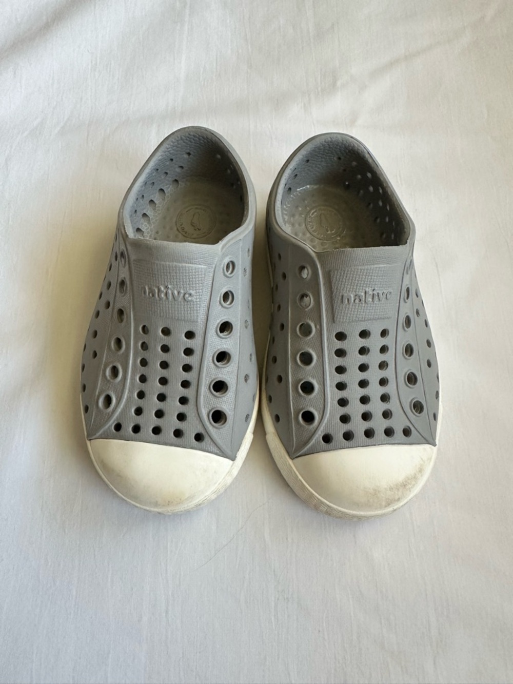 Native Jefferson Slip-On Kids Shoes in Gray size C6